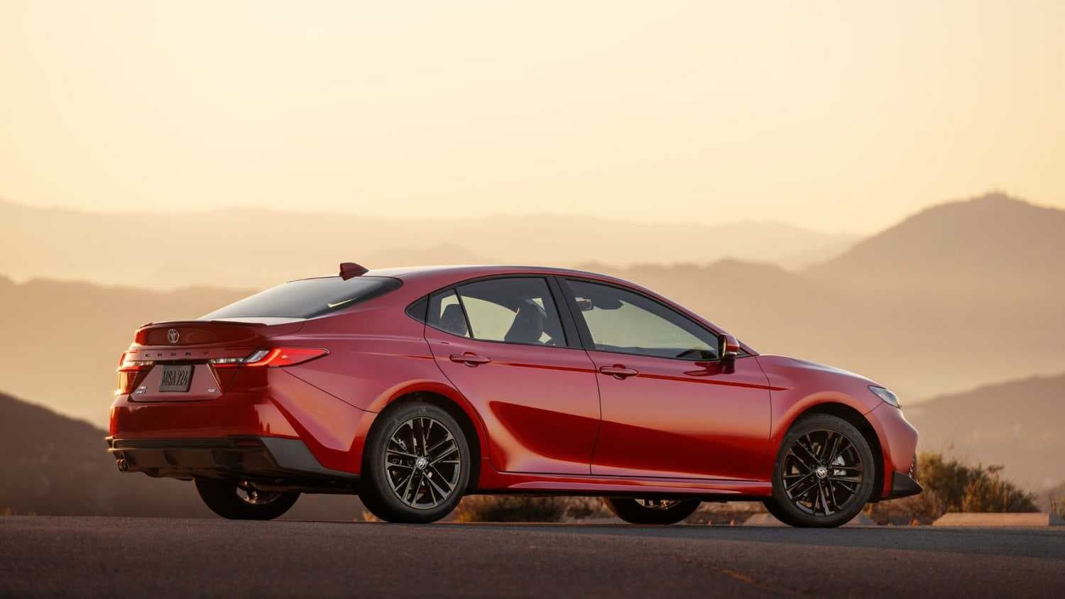 Toyota Camry en carretera costera al atardecer